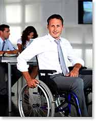 photo d'un jeune homme d'affaires dans un fauteuil roulant